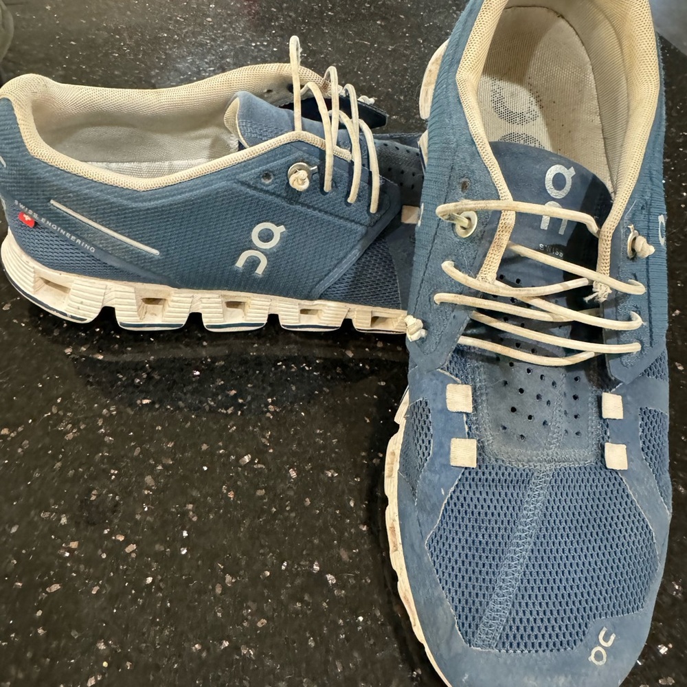 On cloud running shoes blue size 9